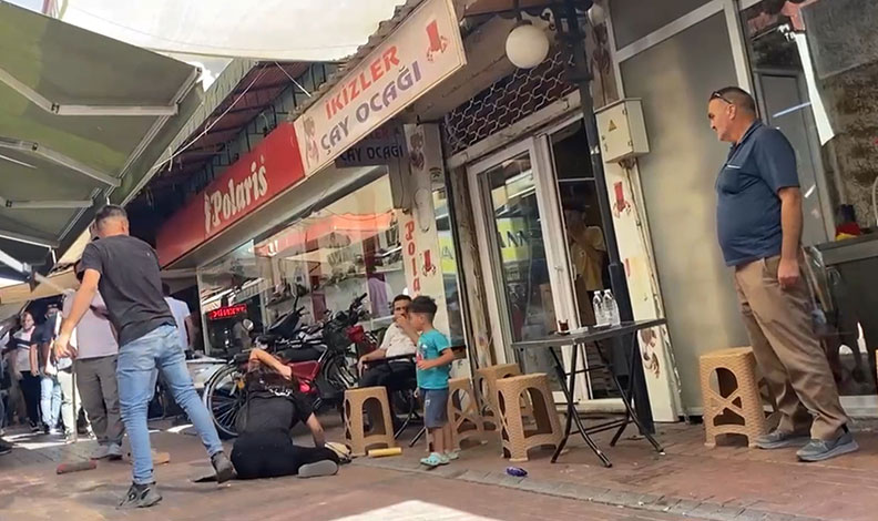 Eşini sokak ortasında demir sopayla dövdü