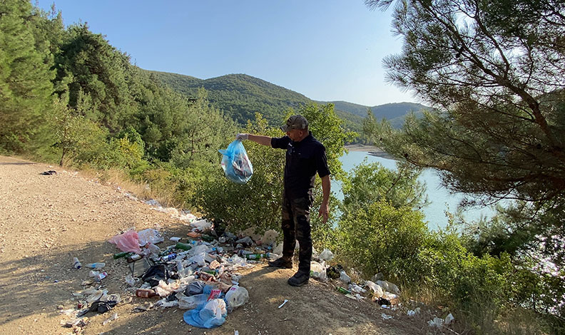 Bursa’da göletin çevresini çöplüğe çevirdiler,