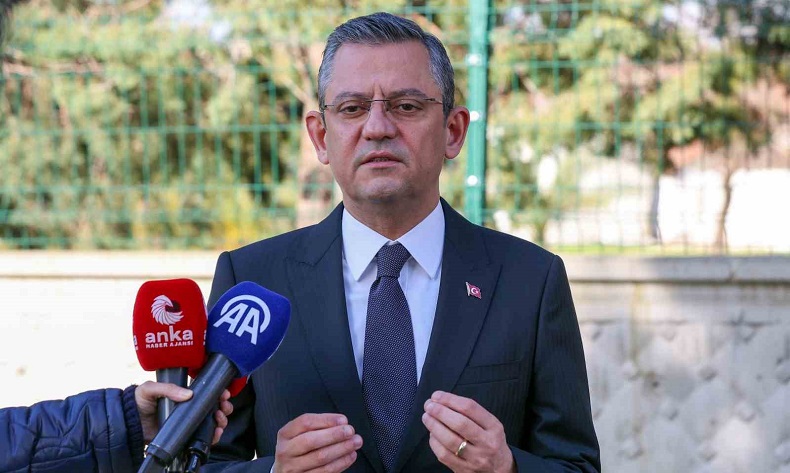 CHP Genel Başkanı Özgür Özel’in ayağı kırıldı