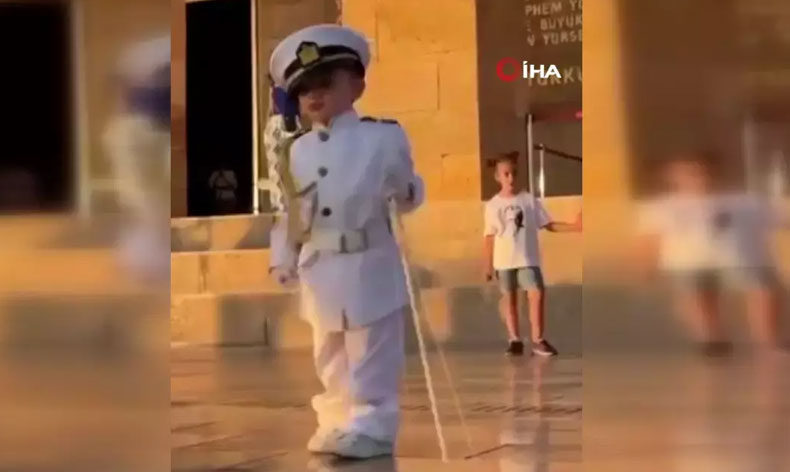 Anıtkabir’de minik asker tebessüm ettirdi