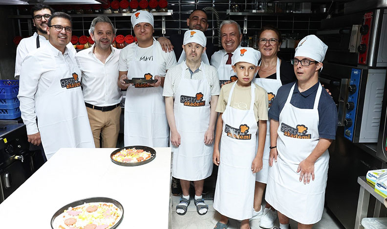 Şadi Özdemir, özel çocuklarla pizza yaptı