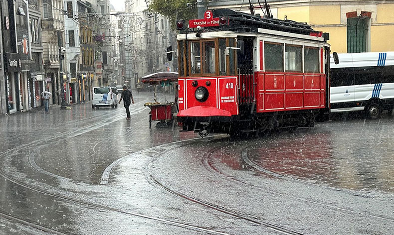 Tramvay yolu su kanalına döndü, seferler durdu