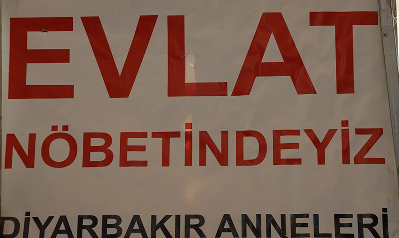 “Elindeki kalemi aldılar, kalem yerine silah verdiler”