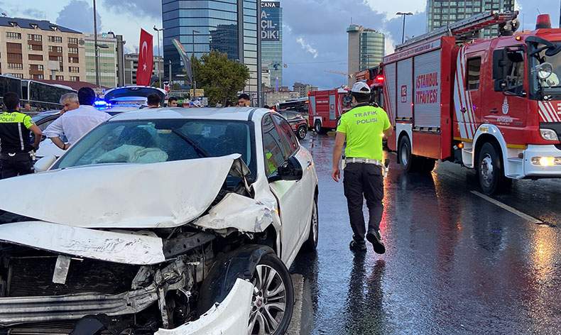 Şişli’de otomobil İETT otobüsüne arkadan çarptı: 3 yaralı