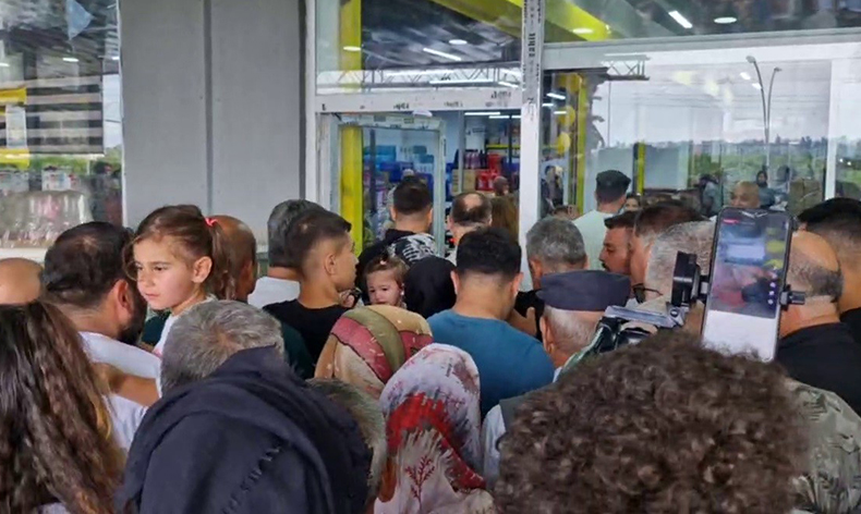 Marketteki indirim izdihamı tekmeli yumruklu kavgaya dönüştü