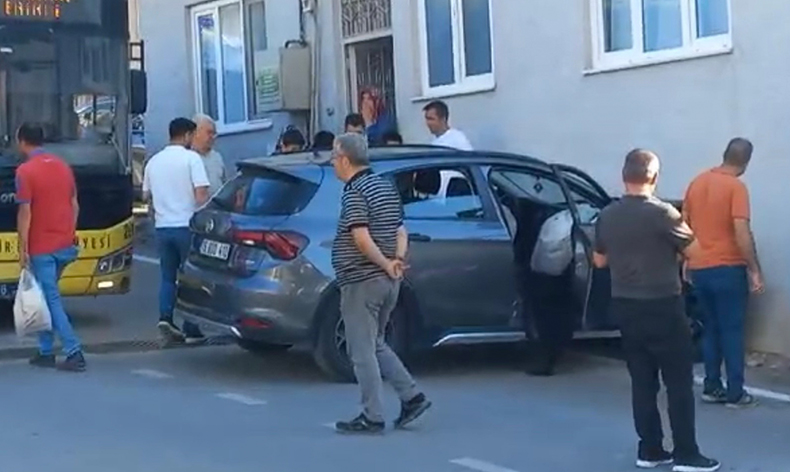 Otobüse çarpmamak için eve daldı