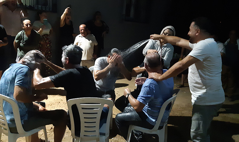 Damat tarafına davul zurla eşliğinde şampuanla duş aldırdılar