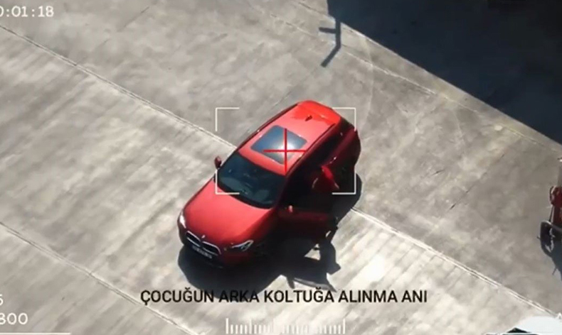 Babasının yanında araç kullanan çocuk drona yakalandı