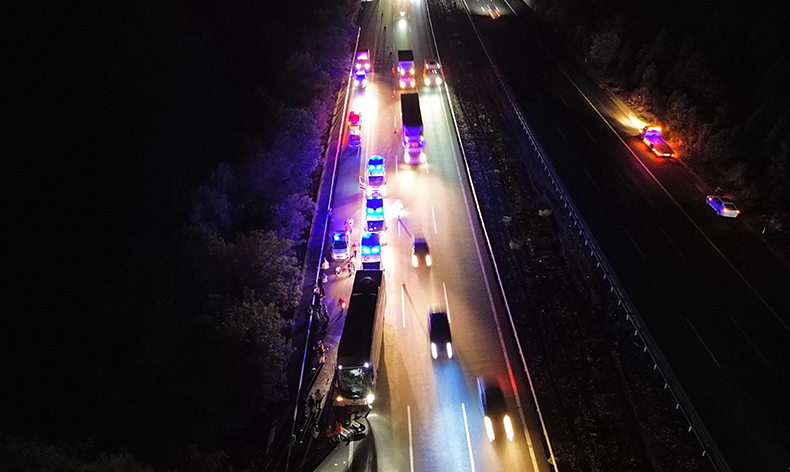 Otobüs tıra arkadan çarptı: 25 yaralı