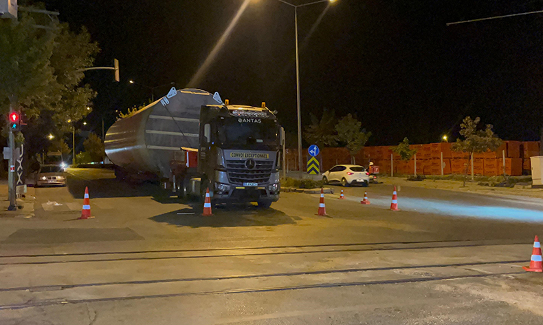 86 tonluk rüzgar türbini gövdesi taşıyan tır yolda kaldı
