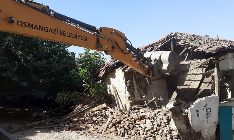 Osmangazi’de metruk binalar yıkılıyor