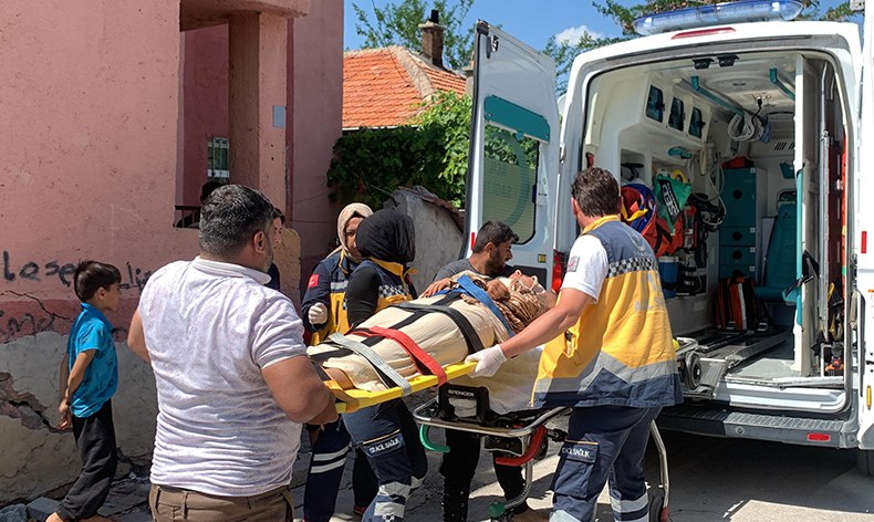 Cam silerken ikinci kattan düşen kadın yaralandı