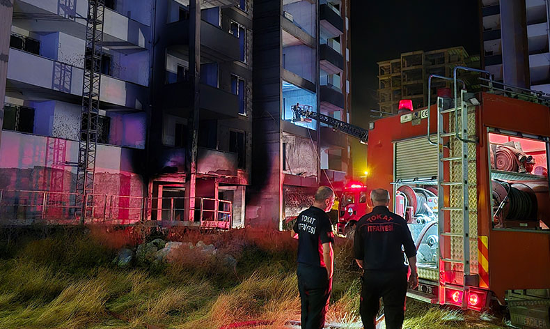 Tokat’ta 10 katlı binada çıkan yangın korkuttu