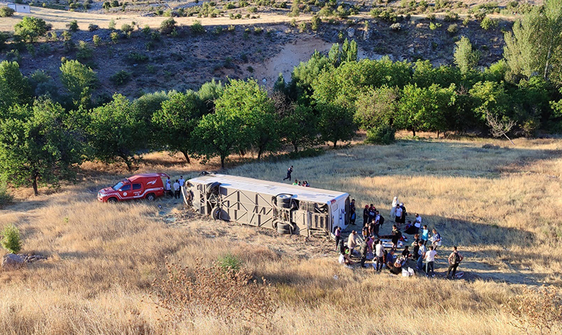 Yolcu otobüsü şarampole uçtu: 22 yaralı