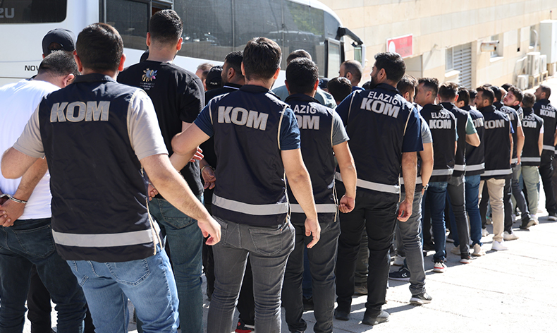 “Kuyu-16” operasyonunda yakalanan şüpheliler adliyeye sevk edildi