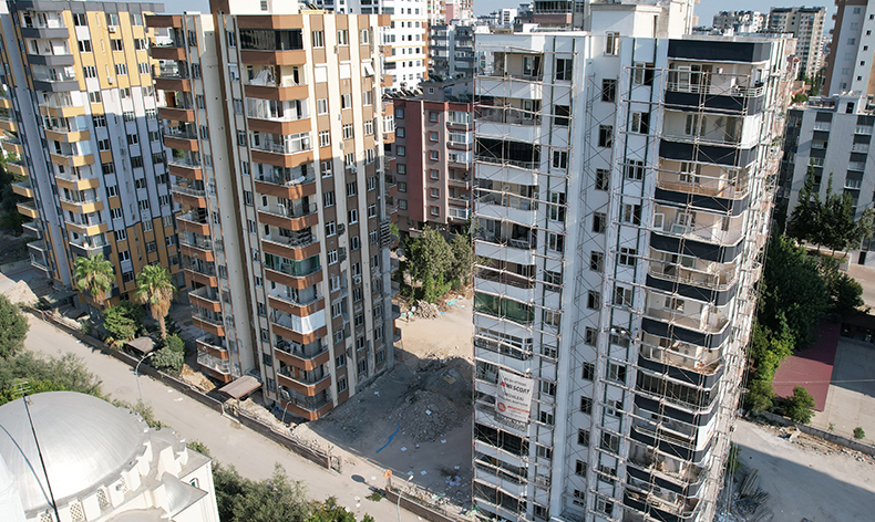 Adana’da orta hasarlı binalarda yıkım işlemi sürüyor