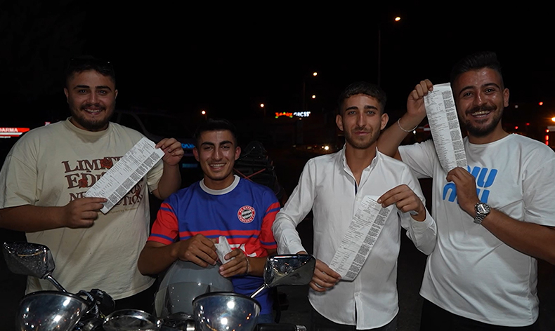 Ceza makbuzlarıyla poz verdiler