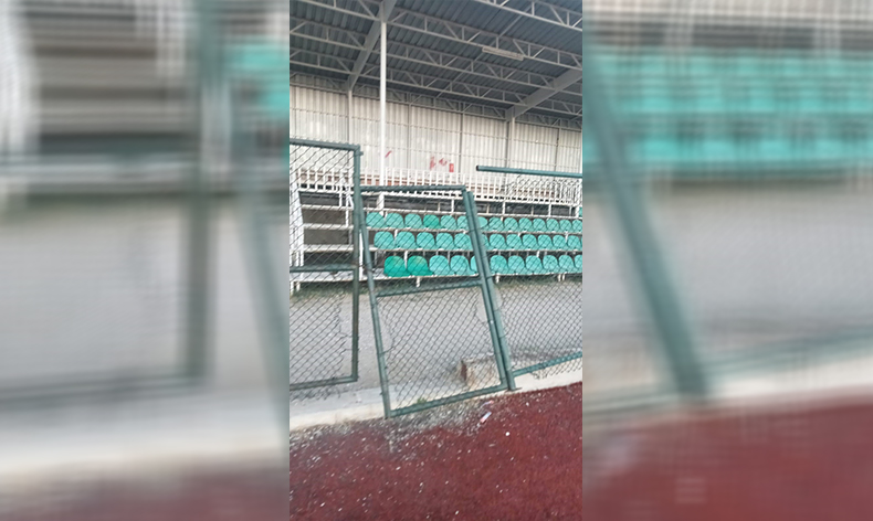 Buldan’da stattaki tribün kapısı yerinden söküldü