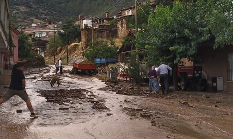 Karacasu’yu sel vurdu, ekipler teyakkuza geçti