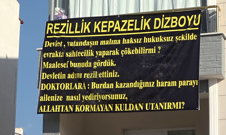 Astığı pankartlarla isyan etti