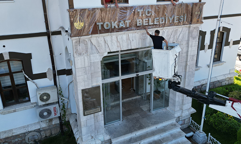 ‘T.C.’ ibaresi Tokat Belediyesi tabelasında yerini aldı