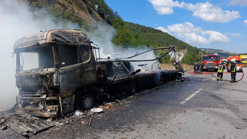 Hurda kağıt yüklü tır alev alev yandı