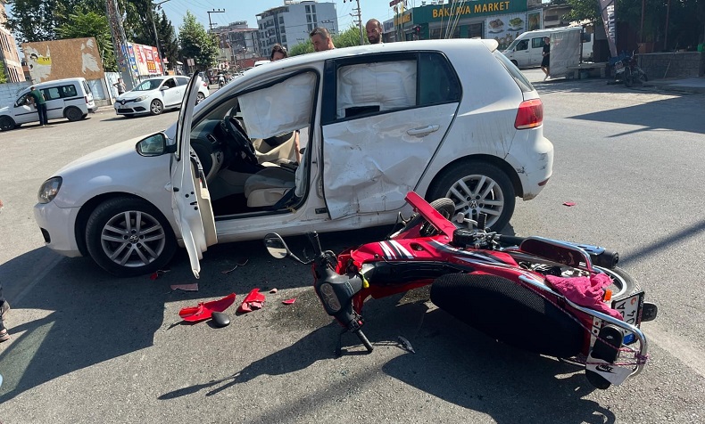 Otomobil ile motosiklet çarpıştı: 2 yaralı