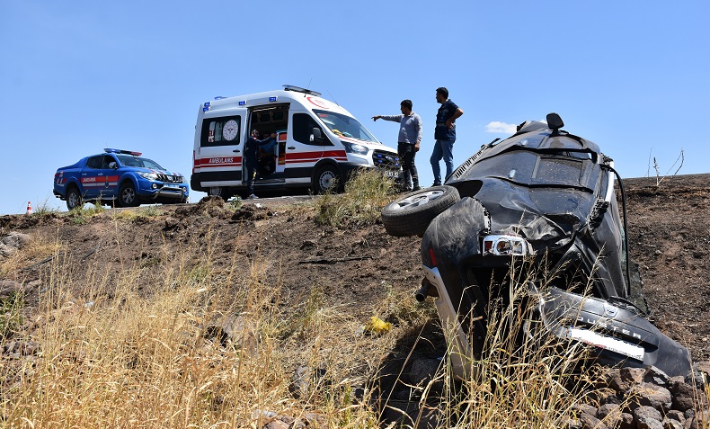Siverek’te otomobil şarampole devrildi: 1 ölü, 3 yaralı
