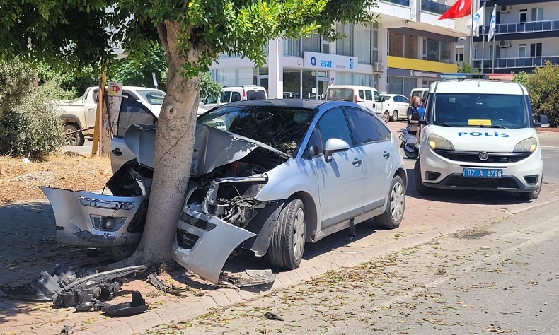 Ağaca çarpan otomobil hurdaya döndü
