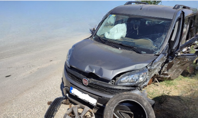 Hafif ticari araç ile otomobilin çarpıştı