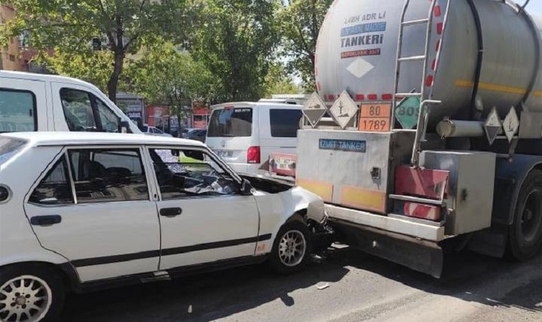 Işıklarda bekleyen tıra, otomobil çarptı
