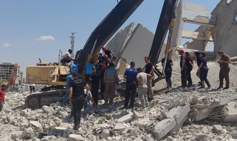 Yıkım yapan iş makinesine moloz düştü