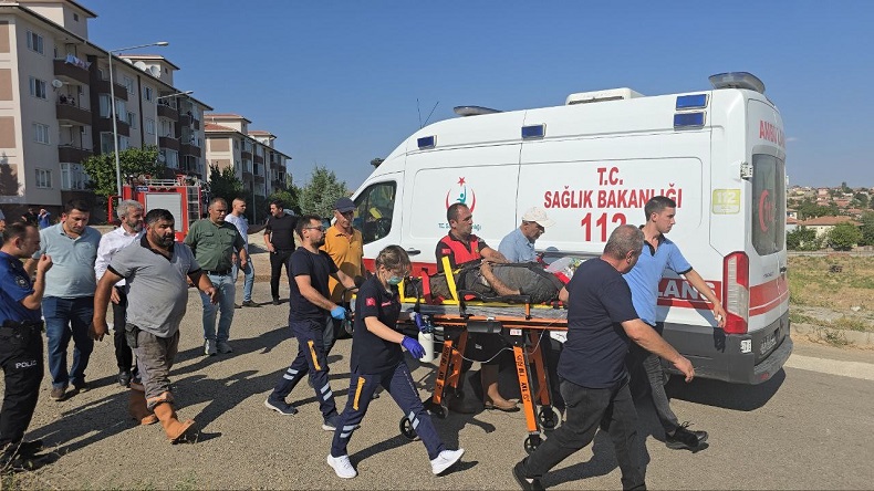 Metan gazı 2 işçiyi hastanelik etti