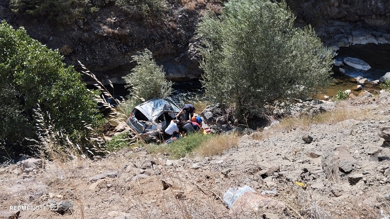 35 metreden dere yatağına yuvarlanan otomobilin sürücüsü öldü