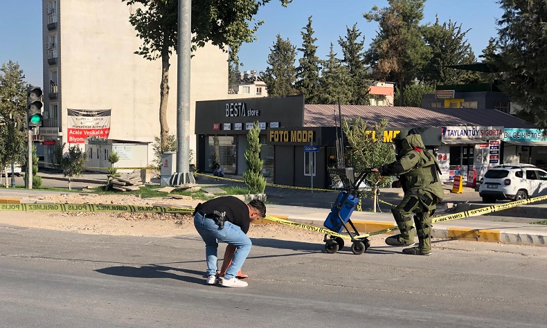Valilik karşısında şüpheli paket paniği