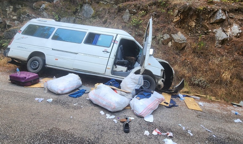 Freni boşalan minibüs kayaya çarpıp devrildi: 3’ü çocuk 6 yaralı