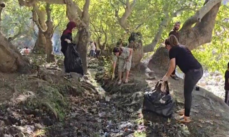 Doktorlar bu kez mıntıka temizliği için eldiven giydi