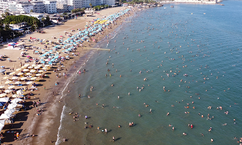 Deniz sıcaklığı 32 derece: Kızkalesi’nde tatilci yoğunluğu