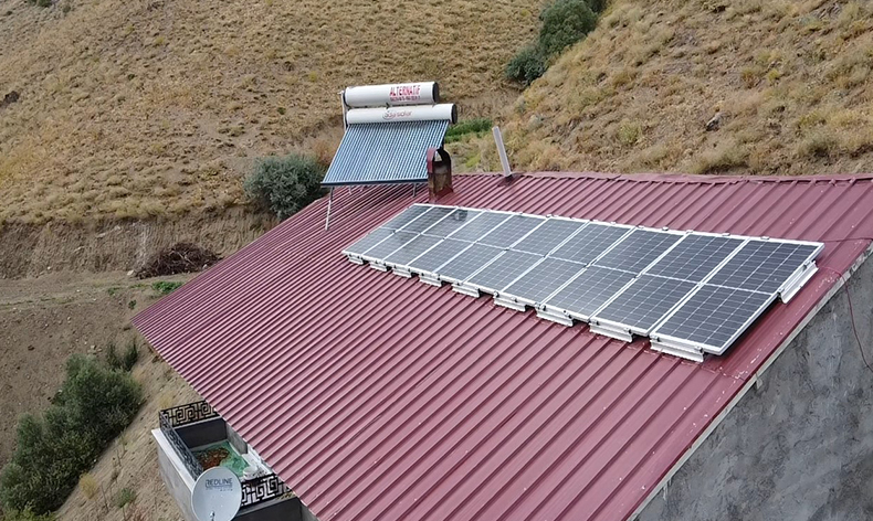 10 yıldır elektriğini kendisi üretiyor