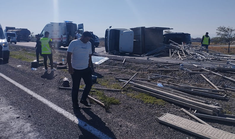 Konya’da lastiği patlayan kamyonet devrildi: 2 yaralı