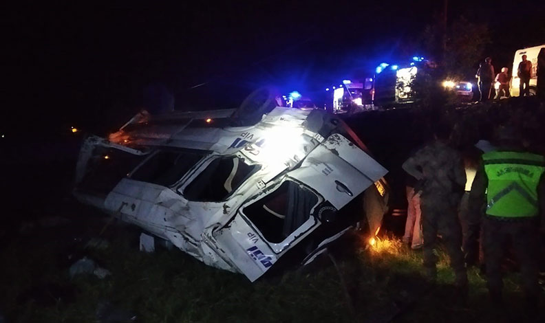 Minibüs şarampole devrildi: 13 yaralı