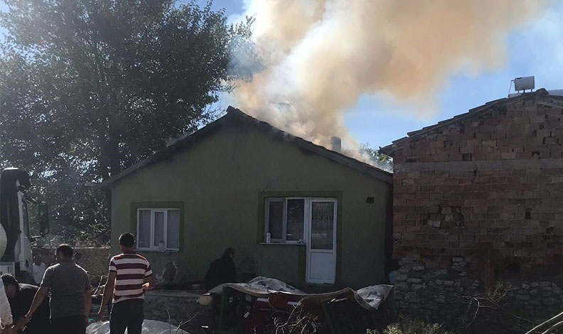 Eski kanepelerini yakmak isterken evi kül oldu