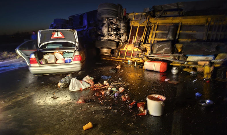 Devrilen tırın dorsesine çarpan otomobilde 1 kişi öldü, 3 kişi yaralandı