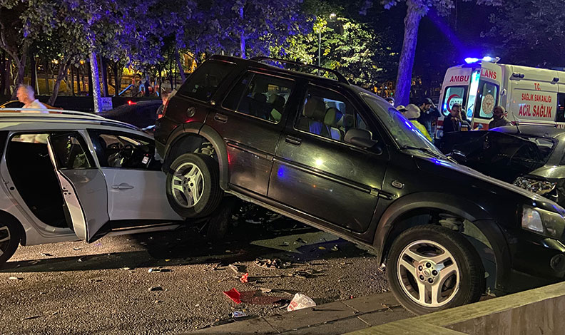 Beşiktaş’ta zincirleme trafik kazası: Kaza sonrası sürücüler arasında kavga çıktı