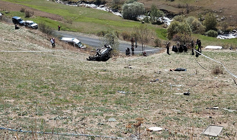 Kamyonet 70 metrelik uçuruma yuvarlandı: 2 ölü