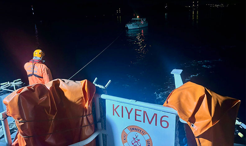 Makine arızası yapan 9 metrelik tekneyi KIYEM ekipleri kurtardı