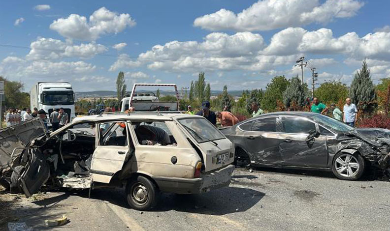 Uşak’ta otomobiller çarpıştı: 1 ölü, 4 yaralı