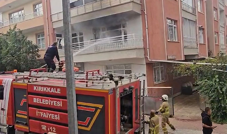 Çakmakla oynarken evi yaktı