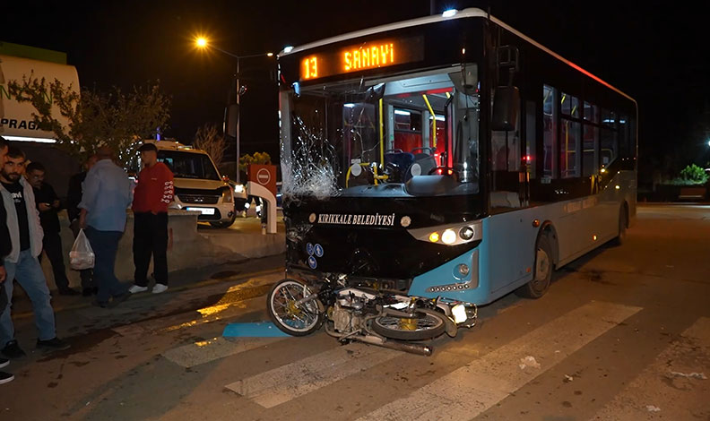 Halk otobüsüyle motosiklet çarpıştı: 1 ölü 1 yaralı