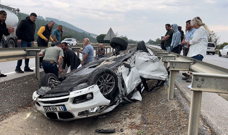 Bursa’da metrelerce savrulan araçtan yaralı kurtuldu